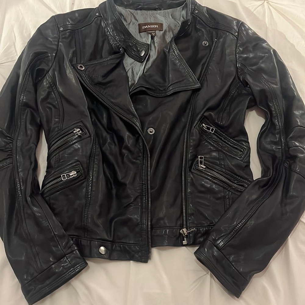 ✨Authentic Danier leather jacket✨